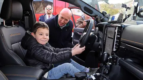Bomberos de León dedica su calendario solidario de 2026 al pequeño Guzmán, que sufre síndrome Hyper IgM. El objetivo: recaudar fondos para investigación y para sus desplazamientos médicos. Foto: Campillo