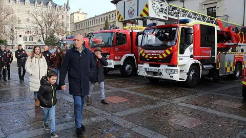 Bomberos de León dedica su calendario solidario de 2026 al pequeño Guzmán, que sufre síndrome Hyper IgM. El objetivo: recaudar fondos para investigación y para sus desplazamientos médicos. Foto: Ayto León