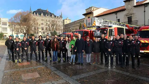 Bomberos de León dedica su calendario solidario de 2026 al pequeño Guzmán, que sufre síndrome Hyper IgM. El objetivo: recaudar fondos para investigación y para sus desplazamientos médicos. Foto: Ayto León