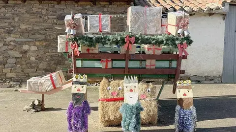 En pleno corazón de la Maragatería, Valdespino de Somoza se viste de Navidad con una decoración artesanal única. Este año, los vecinos han trabajado conjuntamente para elaborar figuras y escenas utilizando rollos de paja, transformándolos en elementos decorativos.