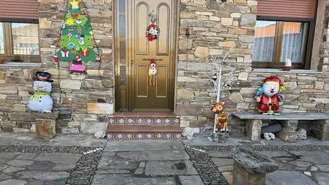 En pleno corazón de la Maragatería, Valdespino de Somoza se viste de Navidad con una decoración artesanal única. Este año, los vecinos han trabajado conjuntamente para elaborar figuras y escenas utilizando rollos de paja, transformándolos en elementos decorativos.