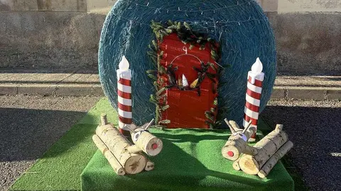 En pleno corazón de la Maragatería, Valdespino de Somoza se viste de Navidad con una decoración artesanal única. Este año, los vecinos han trabajado conjuntamente para elaborar figuras y escenas utilizando rollos de paja, transformándolos en elementos decorativos.