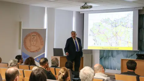 El geógrafo Redondo Vega sostiene en una conferencia que la restauración del paisaje minero es “imposible” y pide que se deje actuar a la naturaleza. Foto: ULE