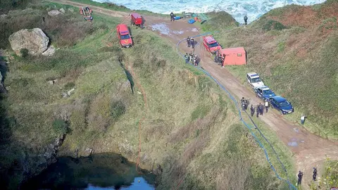 La Policía Nacional y la Unidad Militar de Emergencias (UME) despliegan este martes un amplio dispositivo en la laguna de la antigua mina de El Frondil, en la parroquia riosellana de Berbes, con el objetivo de localizar los cuerpos de Trinidad Suardíaz y su hija Beatriz, desaparecidas en 1987 en León.