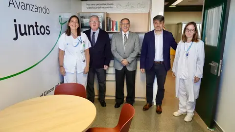 Inauguración de una sala de respiro para pacientes y familiares en la planta de hospitalización de Oncología del Centro Asistencial Universitario de León, creada por la Asociación Española Contra el Cáncer. Foto: Campillo.