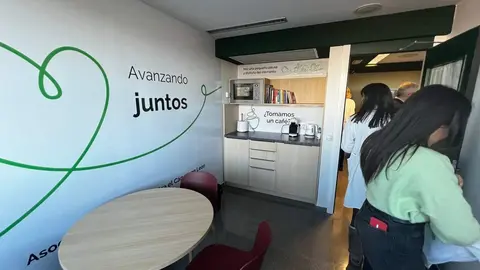 Inauguración de una sala de respiro para pacientes y familiares en la planta de hospitalización de Oncología del Centro Asistencial Universitario de León, creada por la Asociación Española Contra el Cáncer. Foto: Campillo.