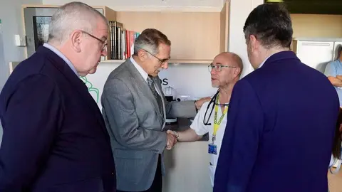 Inauguración de una sala de respiro para pacientes y familiares en la planta de hospitalización de Oncología del Centro Asistencial Universitario de León, creada por la Asociación Española Contra el Cáncer. Foto: Campillo.