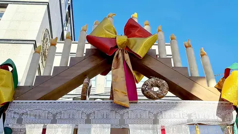 La presencia del ramo leonés vuelve a llenar iglesias, plazas y hogares durante diciembre. Esta estructura de madera decorada con velas y cintas se ha consolidado como uno de los elementos más reconocibles de la Navidad en la provincia. Pasear la capital es suficiente para comprobar su vigencia: frente a belenes, coros y mercados artesanales, los ramos se despliegan como faros silenciosos que conectan con una tradición muy arraigada.