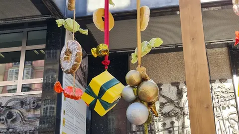 La presencia del ramo leonés vuelve a llenar iglesias, plazas y hogares durante diciembre. Esta estructura de madera decorada con velas y cintas se ha consolidado como uno de los elementos más reconocibles de la Navidad en la provincia. Pasear la capital es suficiente para comprobar su vigencia: frente a belenes, coros y mercados artesanales, los ramos se despliegan como faros silenciosos que conectan con una tradición muy arraigada.