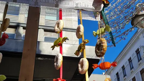 La presencia del ramo leonés vuelve a llenar iglesias, plazas y hogares durante diciembre. Esta estructura de madera decorada con velas y cintas se ha consolidado como uno de los elementos más reconocibles de la Navidad en la provincia. Pasear la capital es suficiente para comprobar su vigencia: frente a belenes, coros y mercados artesanales, los ramos se despliegan como faros silenciosos que conectan con una tradición muy arraigada.