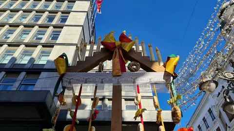 La presencia del ramo leonés vuelve a llenar iglesias, plazas y hogares durante diciembre. Esta estructura de madera decorada con velas y cintas se ha consolidado como uno de los elementos más reconocibles de la Navidad en la provincia. Pasear la capital es suficiente para comprobar su vigencia: frente a belenes, coros y mercados artesanales, los ramos se despliegan como faros silenciosos que conectan con una tradición muy arraigada.