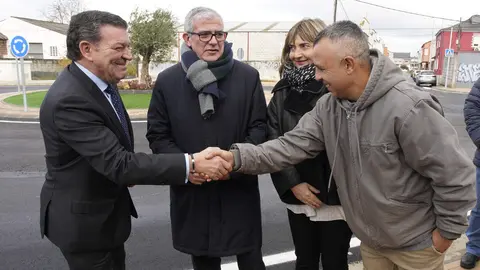 El consejero de la Presidencia, Luis Miguel González Gago, asiste al acto de inauguración del nuevo acceso a la pedanía Ponferradina de Toral de Merayo. Foto: César Sánchez.