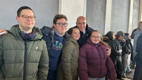 Acto conmemorativo del Día de la Discapacidad en el Paseo del Ferrocarril, donde 14 asociaciones leonesas dieron lectura a un manifiesto por la igualdad, acompañadas por el alcalde José Antonio Diez, la concejala Vera López y miembros de la Corporación Municipal. Foto: Ayuntamiento de León.