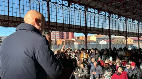 Acto conmemorativo del Día de la Discapacidad en el Paseo del Ferrocarril, donde 14 asociaciones leonesas dieron lectura a un manifiesto por la igualdad, acompañadas por el alcalde José Antonio Diez, la concejala Vera López y miembros de la Corporación Municipal. Foto: Ayuntamiento de León.