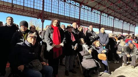 Acto conmemorativo del Día de la Discapacidad en el Paseo del Ferrocarril, donde 14 asociaciones leonesas dieron lectura a un manifiesto por la igualdad, acompañadas por el alcalde José Antonio Diez, la concejala Vera López y miembros de la Corporación Municipal. Foto: Ayuntamiento de León.