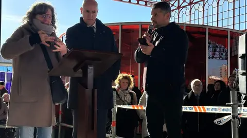 Acto conmemorativo del Día de la Discapacidad en el Paseo del Ferrocarril, donde 14 asociaciones leonesas dieron lectura a un manifiesto por la igualdad, acompañadas por el alcalde José Antonio Diez, la concejala Vera López y miembros de la Corporación Municipal. Foto: Ayuntamiento de León.