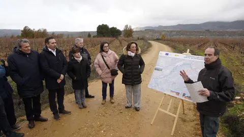 La consejera de Agricultura, Ganadería y Desarrollo Rural, María González Corral, durante su visita a las obras de la infraestructura rural de la concentración parcelaria de Castropodame (León). Foto: César Sánchez.