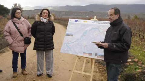 La consejera de Agricultura, Ganadería y Desarrollo Rural, María González Corral, durante su visita a las obras de la infraestructura rural de la concentración parcelaria de Castropodame (León). Foto: César Sánchez.