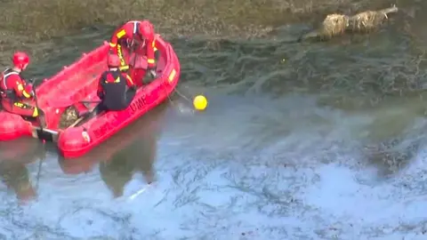 La Policía Nacional y la Unidad Militar de Emergencias (UME) despliegan este martes un amplio dispositivo en la laguna de la antigua mina de El Frondil, en la parroquia riosellana de Berbes, con el objetivo de localizar los cuerpos de Trinidad Suardíaz y su hija Beatriz, desaparecidas en 1987 en León.