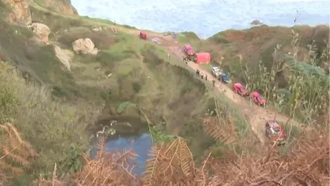 La Policía Nacional y la Unidad Militar de Emergencias (UME) despliegan este martes un amplio dispositivo en la laguna de la antigua mina de El Frondil, en la parroquia riosellana de Berbes, con el objetivo de localizar los cuerpos de Trinidad Suardíaz y su hija Beatriz, desaparecidas en 1987 en León.