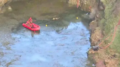 La Policía Nacional y la Unidad Militar de Emergencias (UME) despliegan este martes un amplio dispositivo en la laguna de la antigua mina de El Frondil, en la parroquia riosellana de Berbes, con el objetivo de localizar los cuerpos de Trinidad Suardíaz y su hija Beatriz, desaparecidas en 1987 en León.