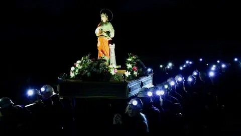 El colectivo Sangre Minera-Instituto de Estudios Montaña Central organiza una Procesión nocturna en honor a santa Bárbara en La Robla (León) con salida de la Mina Escuela y llegada a la iglesia de la localidad. Fotos: Campillo