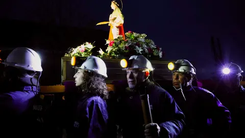 El colectivo Sangre Minera-Instituto de Estudios Montaña Central organiza una Procesión nocturna en honor a santa Bárbara en La Robla (León) con salida de la Mina Escuela y llegada a la iglesia de la localidad. Fotos: Campillo