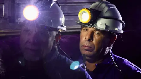El colectivo Sangre Minera-Instituto de Estudios Montaña Central organiza una Procesión nocturna en honor a santa Bárbara en La Robla (León) con salida de la Mina Escuela y llegada a la iglesia de la localidad. Fotos: Campillo