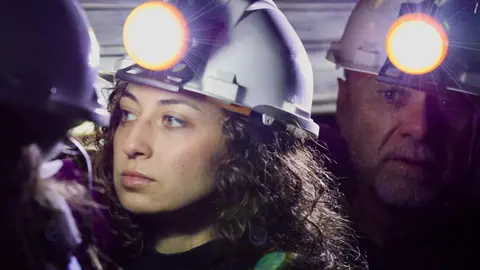 El colectivo Sangre Minera-Instituto de Estudios Montaña Central organiza una Procesión nocturna en honor a santa Bárbara en La Robla (León) con salida de la Mina Escuela y llegada a la iglesia de la localidad. Fotos: Campillo