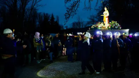 El colectivo Sangre Minera-Instituto de Estudios Montaña Central organiza una Procesión nocturna en honor a santa Bárbara en La Robla (León) con salida de la Mina Escuela y llegada a la iglesia de la localidad. Fotos: Campillo