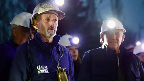 El colectivo Sangre Minera-Instituto de Estudios Montaña Central organiza una Procesión nocturna en honor a santa Bárbara en La Robla (León) con salida de la Mina Escuela y llegada a la iglesia de la localidad. Fotos: Campillo