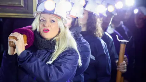 El colectivo Sangre Minera-Instituto de Estudios Montaña Central organiza una Procesión nocturna en honor a santa Bárbara en La Robla (León) con salida de la Mina Escuela y llegada a la iglesia de la localidad. Fotos: Campillo