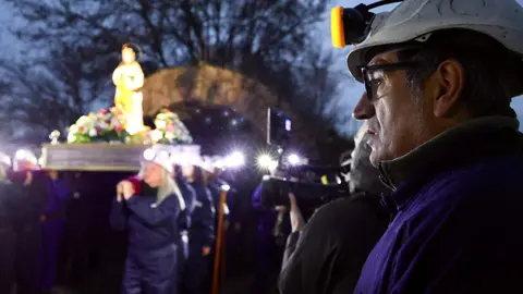 El colectivo Sangre Minera-Instituto de Estudios Montaña Central organiza una Procesión nocturna en honor a santa Bárbara en La Robla (León) con salida de la Mina Escuela y llegada a la iglesia de la localidad. Fotos: Campillo