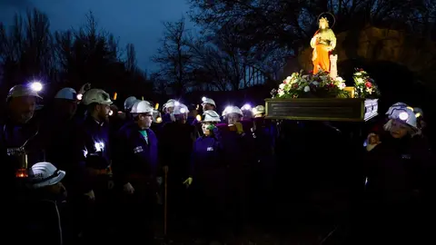 El colectivo Sangre Minera-Instituto de Estudios Montaña Central organiza una Procesión nocturna en honor a santa Bárbara en La Robla (León) con salida de la Mina Escuela y llegada a la iglesia de la localidad. Fotos: Campillo