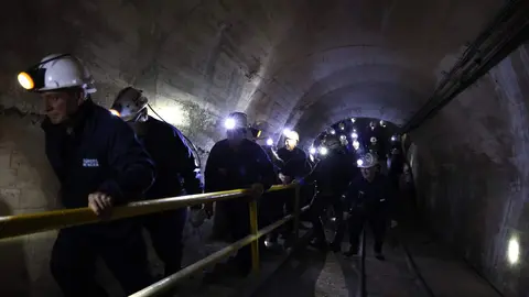 El colectivo Sangre Minera-Instituto de Estudios Montaña Central organiza una Procesión nocturna en honor a santa Bárbara en La Robla (León) con salida de la Mina Escuela y llegada a la iglesia de la localidad. Fotos: Campillo