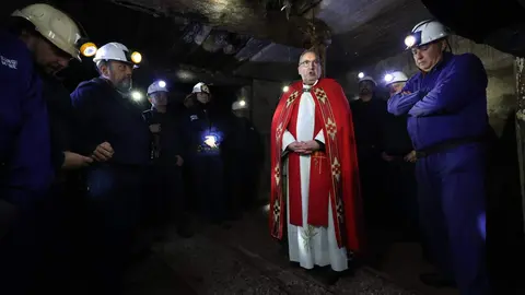 El colectivo Sangre Minera-Instituto de Estudios Montaña Central organiza una Procesión nocturna en honor a santa Bárbara en La Robla (León) con salida de la Mina Escuela y llegada a la iglesia de la localidad. Fotos: Campillo