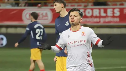 Un golazo de Cortés permite a la Cultural volver a ponerse por delante. Foto: Isaac Llamazares