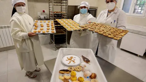 Los conventos de León reciben por primera vez un Solete Guía Repsol. Monasterios de Sahagún y de Concepcionistas destacan por su repostería artesanal. En la imagen, actividad repostera en el convento de las Carbajalas en una imagen de archivo. Foto: Campillo