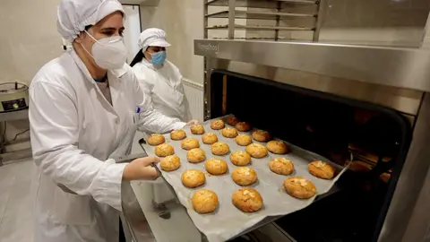Los conventos de León reciben por primera vez un Solete Guía Repsol. Monasterios de Sahagún y de Concepcionistas destacan por su repostería artesanal. En la imagen, actividad repostera en el convento de las Carbajalas en una imagen de archivo. Foto: Campillo