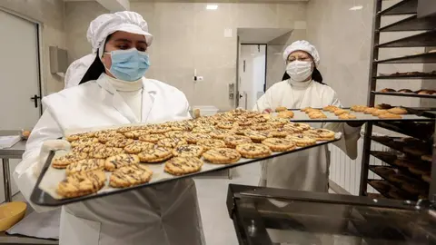 Los conventos de León reciben por primera vez un Solete Guía Repsol. Monasterios de Sahagún y de Concepcionistas destacan por su repostería artesanal. En la imagen, actividad repostera en el convento de las Carbajalas en una imagen de archivo. Foto: Campillo