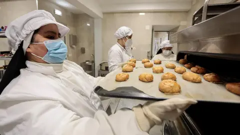 Los conventos de León reciben por primera vez un Solete Guía Repsol. Monasterios de Sahagún y de Concepcionistas destacan por su repostería artesanal. En la imagen, actividad repostera en el convento de las Carbajalas en una imagen de archivo. Foto: Campillo