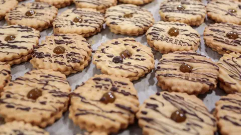 Los conventos de León reciben por primera vez un Solete Guía Repsol. Monasterios de Sahagún y de Concepcionistas destacan por su repostería artesanal. En la imagen, actividad repostera en el convento de las Carbajalas en una imagen de archivo. Foto: Campillo