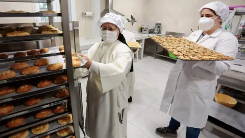 Los conventos de León reciben por primera vez un Solete Guía Repsol. Monasterios de Sahagún y de Concepcionistas destacan por su repostería artesanal. En la imagen, actividad repostera en el convento de las Carbajalas en una imagen de archivo. Foto: Campillo