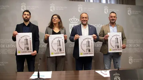 El presidente de la Diputación de León, Gerardo Álvarez Courel; el diputado de Cultura, Arte y Patrimonio, Emilio Martínez; la vicerrectora de Inclusión, Igualdad y Proyección Social, Raquel Domínguez; y Javier Fernández, profesor titular del Área de Prospección y e Investigación Minera de la Universidad de León. Foto: Peio García