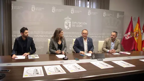 El presidente de la Diputación de León, Gerardo Álvarez Courel; el diputado de Cultura, Arte y Patrimonio, Emilio Martínez; la vicerrectora de Inclusión, Igualdad y Proyección Social, Raquel Domínguez; y Javier Fernández, profesor titular del Área de Prospección y e Investigación Minera de la Universidad de León. Foto: Peio García