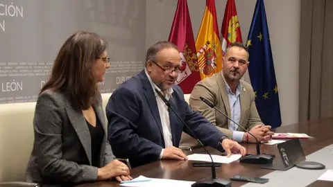 El presidente de la Diputación de León, Gerardo Álvarez Courel; el diputado de Cultura, Arte y Patrimonio, Emilio Martínez; la vicerrectora de Inclusión, Igualdad y Proyección Social, Raquel Domínguez; y Javier Fernández, profesor titular del Área de Prospección y e Investigación Minera de la Universidad de León. Foto: Peio García