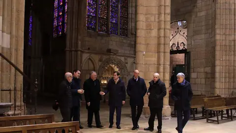 El presidente de la Junta, Alfonso Fernández Mañueco, acompañado por el Obispo, Luis Ángel de las Heras Berzal, el consejero de Fomento, Juan Carlos Suárez Quiñones y el de Cultura, Gonzalo Santonja, firma este jueves un protocolo de colaboración con la Catedral de León. Fotos: Peio García