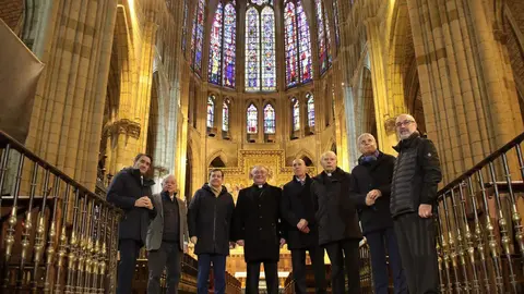 El presidente de la Junta, Alfonso Fernández Mañueco, acompañado por el Obispo, Luis Ángel de las Heras Berzal, el consejero de Fomento, Juan Carlos Suárez Quiñones y el de Cultura, Gonzalo Santonja, firma este jueves un protocolo de colaboración con la Catedral de León. Fotos: Peio García
