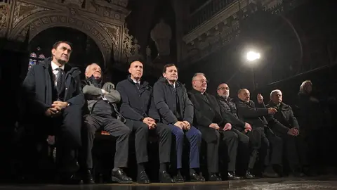 El presidente de la Junta, Alfonso Fernández Mañueco, acompañado por el Obispo, Luis Ángel de las Heras Berzal, el consejero de Fomento, Juan Carlos Suárez Quiñones y el de Cultura, Gonzalo Santonja, firma este jueves un protocolo de colaboración con la Catedral de León. Fotos: Peio García