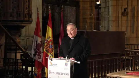 El presidente de la Junta, Alfonso Fernández Mañueco, acompañado por el Obispo, Luis Ángel de las Heras Berzal, el consejero de Fomento, Juan Carlos Suárez Quiñones y el de Cultura, Gonzalo Santonja, firma este jueves un protocolo de colaboración con la Catedral de León. Fotos: Peio García